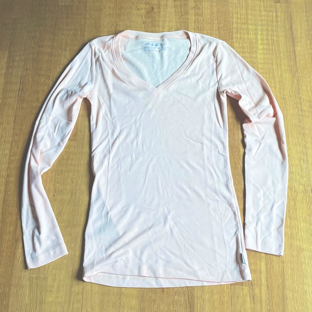 Eddie Bauer long sleeve V-Neck Top. Peach color